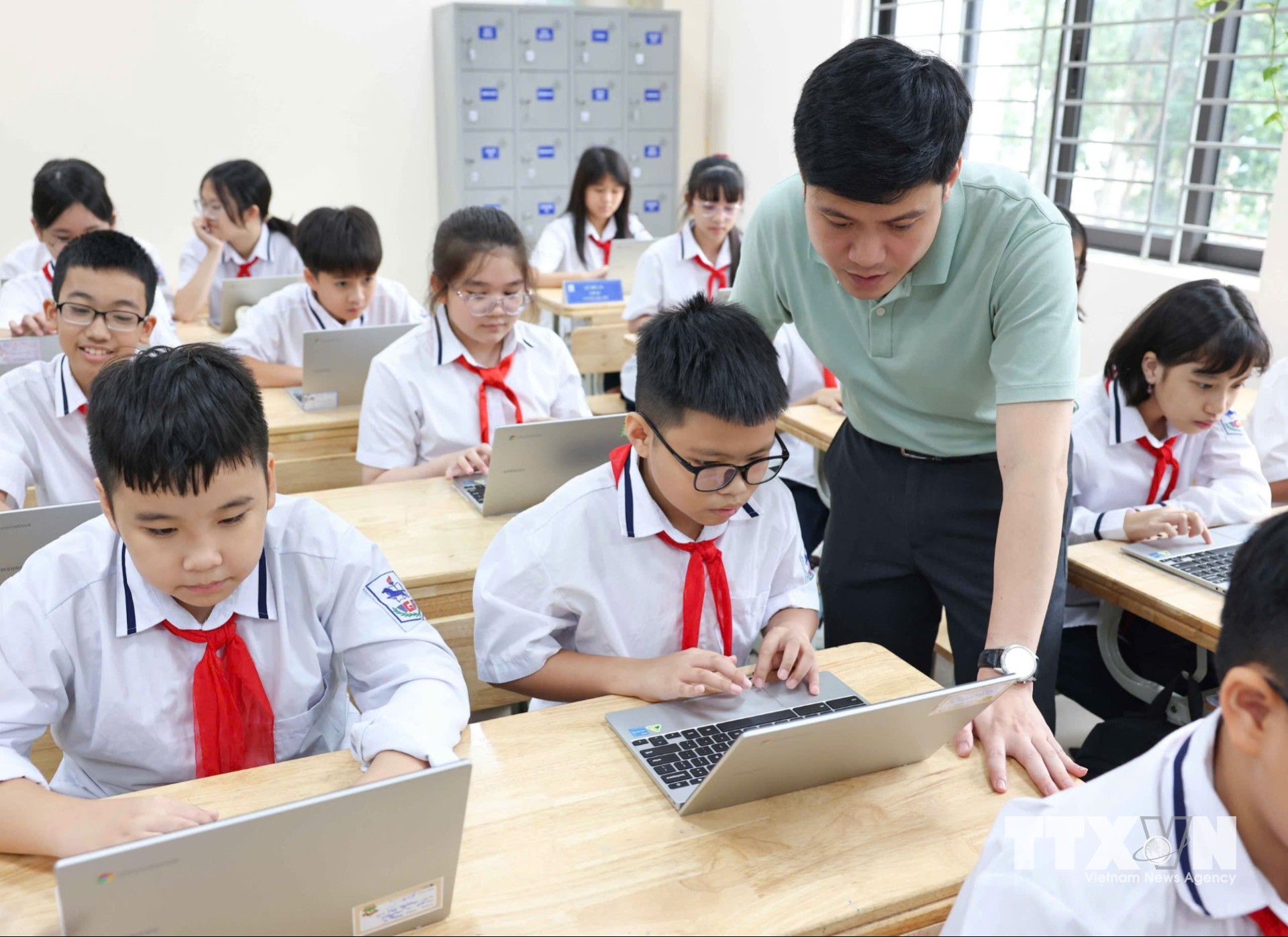Học sinh được sử dụng thiết bị dưới sự điều hành, giám sát của giáo viên để tham gia các hoạt động giáo dục; đảm bảo tính an toàn, bảo mật thông tin, kiểm soát nội dung trên tất cả các thiết bị. (Ảnh: Thanh Tùng/TTXVN)